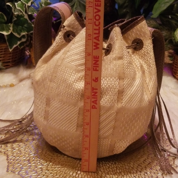 Danielle Nicole, New York Bucket Handbag - Picture 6 of 8